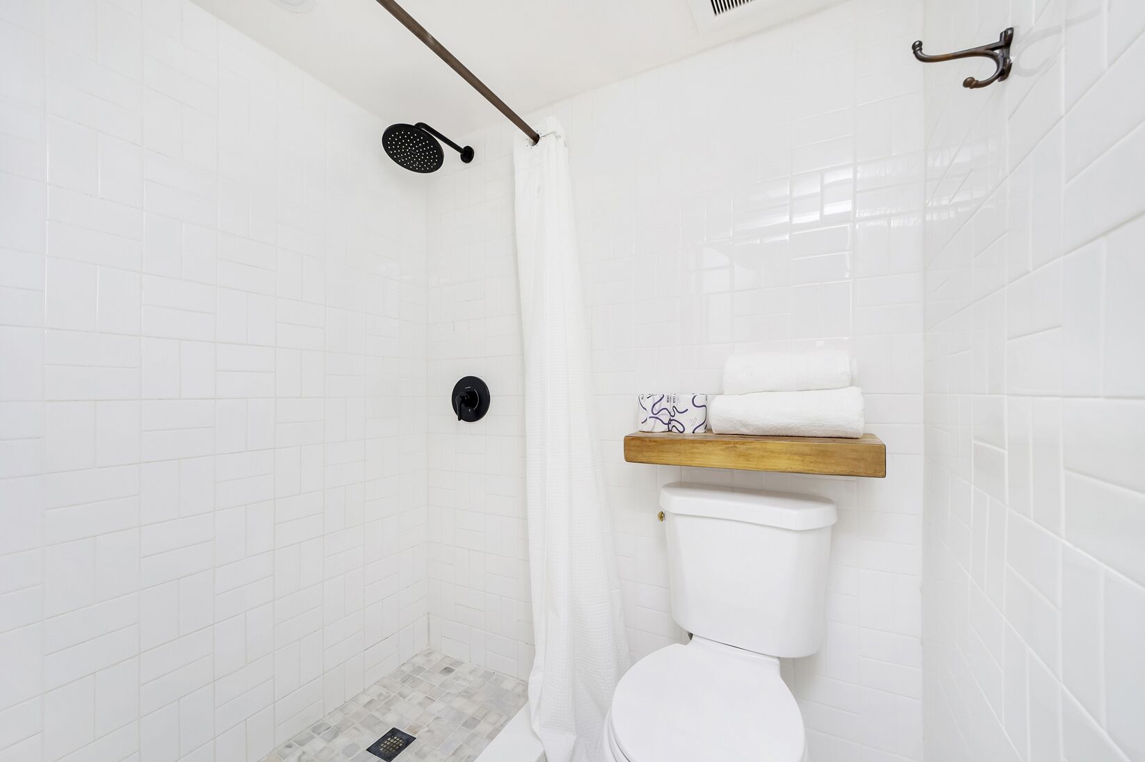 ห้องคอมฟอร์ทสำหรับสี่ท่าน, ปลอดบุหรี่, ห้องน้ำส่วนตัว | ห้องน้ำ | ฝักบัว, ของใช้ในห้องน้ำฟรี, ไดร์เป่าผม, ผ้าเช็ดตัว