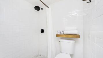 Firemannsrom – comfort, ikke-røyk, privat bad | Bad | Dusj, toalettartikler (inkludert), hårføner og håndklær