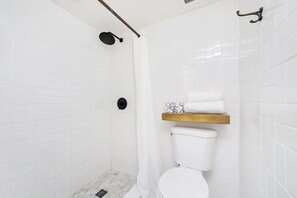 Comfort-Vierbettzimmer, Nichtraucher, eigenes Bad | Badezimmer | Dusche, kostenlose Toilettenartikel, Haartrockner, Handtücher