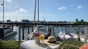 Sängtillbehör av högsta kvalitet och värdeförvaringsskåp på rummet