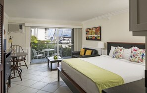 Hotel Bayside King Premium | Premium bedding, in-room safe, individually decorated - Cove Inn on Naples Bay (Naples)