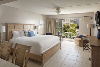 Efficiency Bayside King Premium | Premium bedding, in-room safe, individually decorated at Cove Inn on Naples Bay