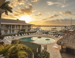 Kolam renang outdoor, dengan kursi berjemur