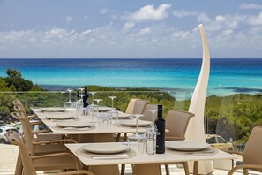 Breakfast and dinner served, local cuisine