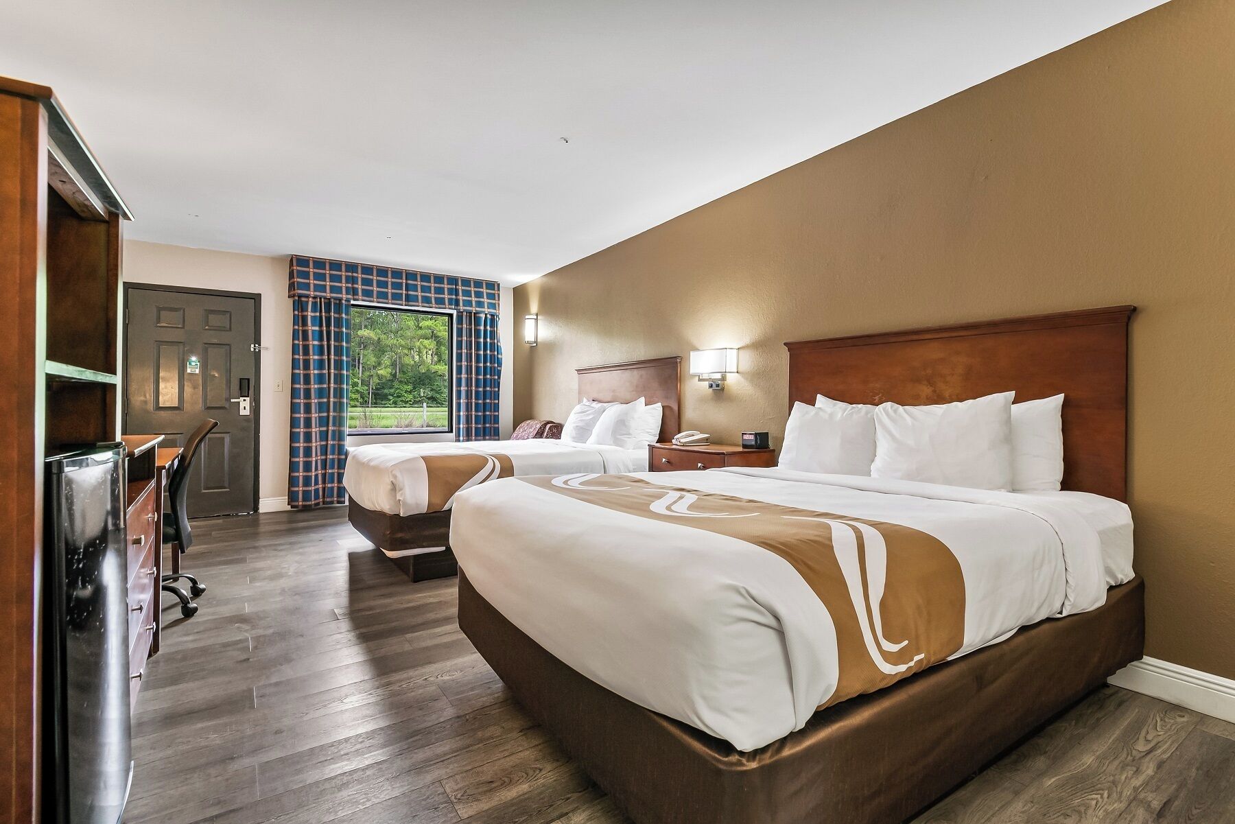 Sengetøy av topp kvalitet, senger med overmadrass og skrivebord