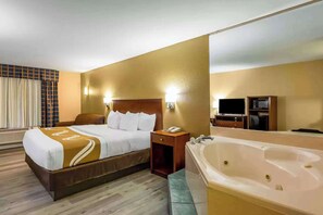 Premium bedding, pillow-top beds, desk, laptop workspace - Quality Inn Quincy - Tallahassee West (Quincy)