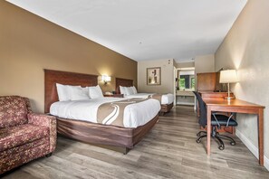 Premium bedding, pillow-top beds, desk, laptop workspace - Quality Inn Quincy - Tallahassee West (Quincy)