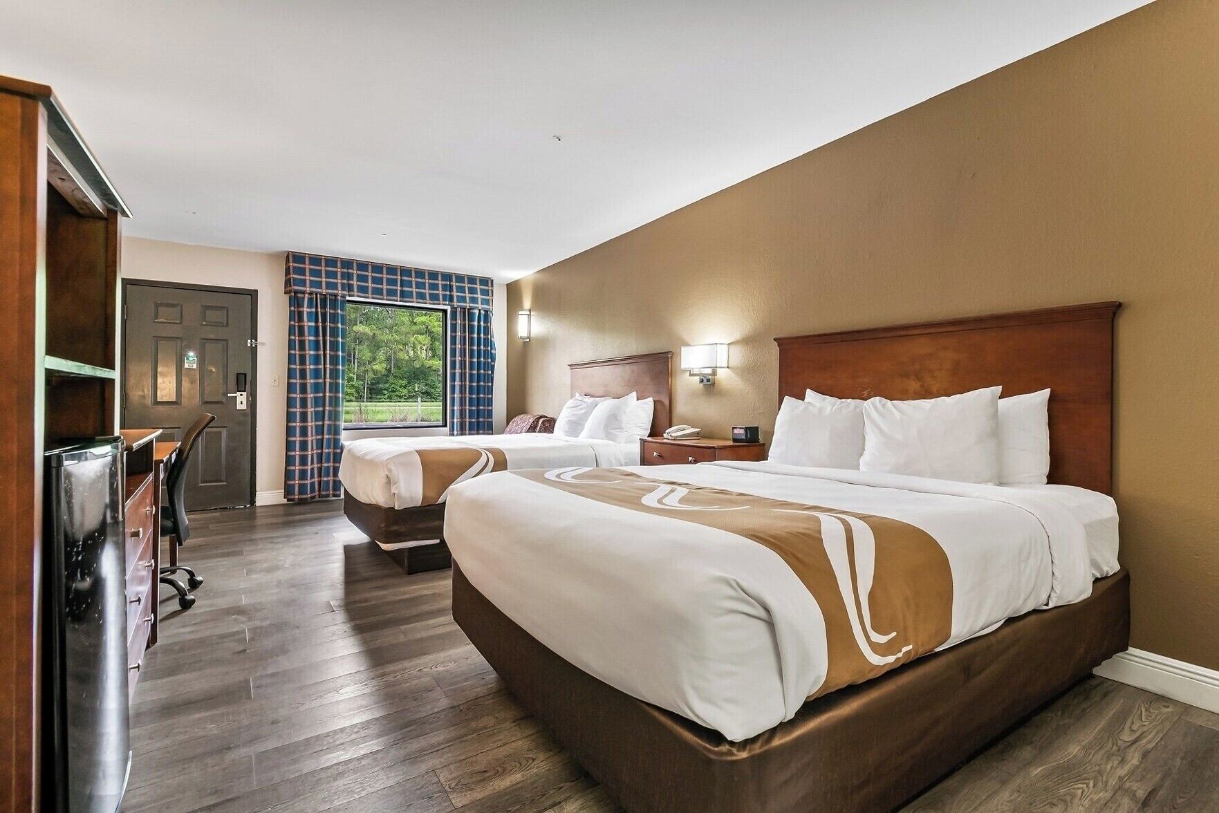 Hochwertige Bettwaren, Pillowtop-Betten, Schreibtisch