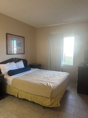 Queen Bed Suite with Kitchenette Non Smoking | Minibar, iron/ironing board, free WiFi, bed sheets - Guest Cottage & Suites By OYO Brunswick/Golden Isles (Brunswick)