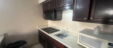 Queen Bed Suite with Kitchenette Non Smoking | Private kitchenette