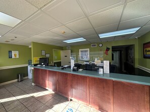 Lobby - Guest Cottage & Suites By OYO Brunswick/Golden Isles (Brunswick)