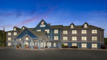 Un grand hôtel, facilement reconnaissable à son grand panneau « Comfort Inn & Suites », doté de plusieurs entrées et dont l’extérieur est bien entretenu.