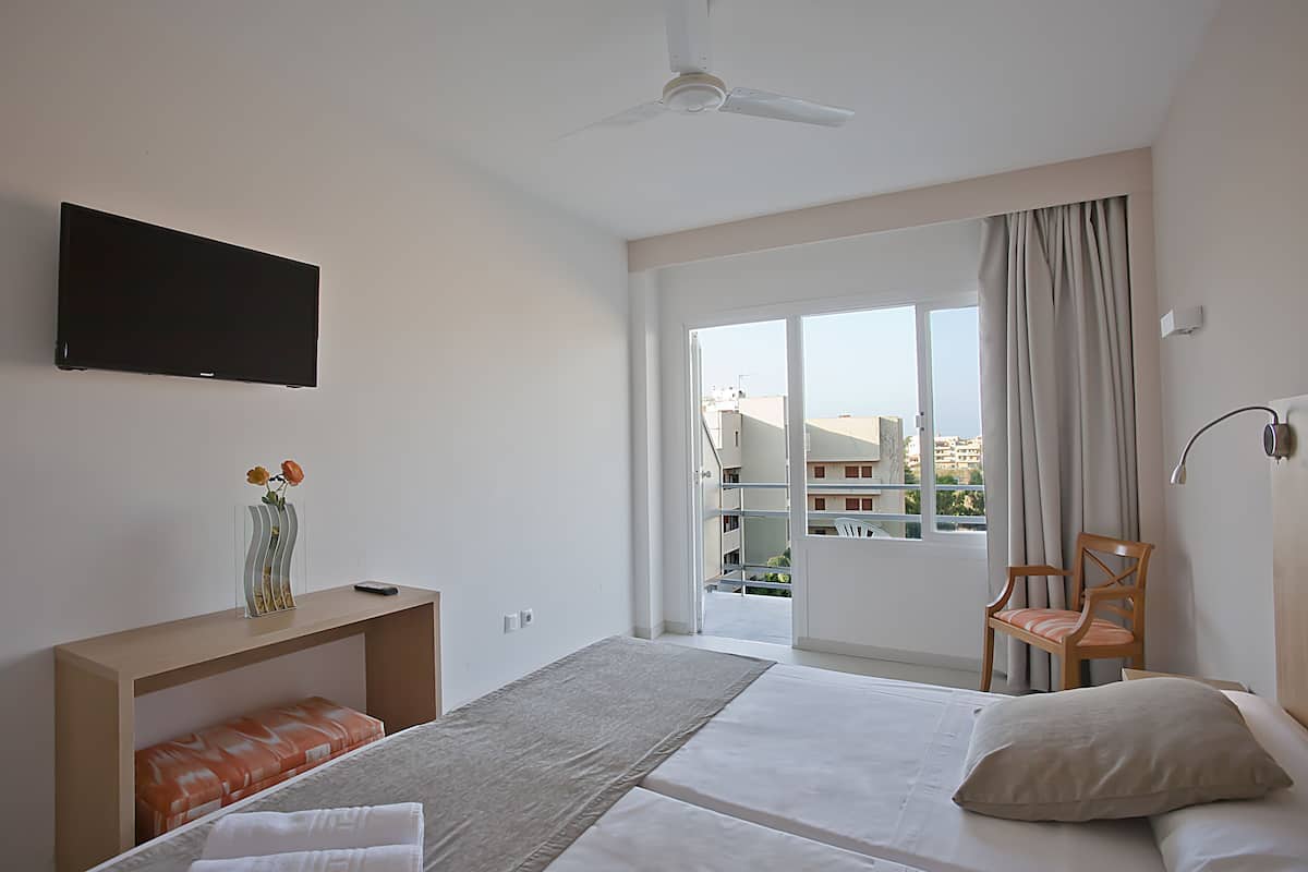 Superior tweepersoonskamer, balkon | Een kluis op de kamer, een bureau, gratis babybedden, gratis wifi
