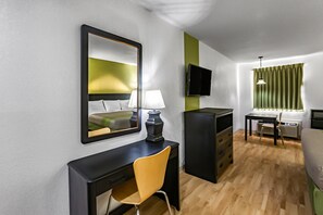 Habitación Deluxe, 1 cama King size, para no fumadores, refrigerador y microondas | Camas con pillow-top, cortinas blackout y insonorización