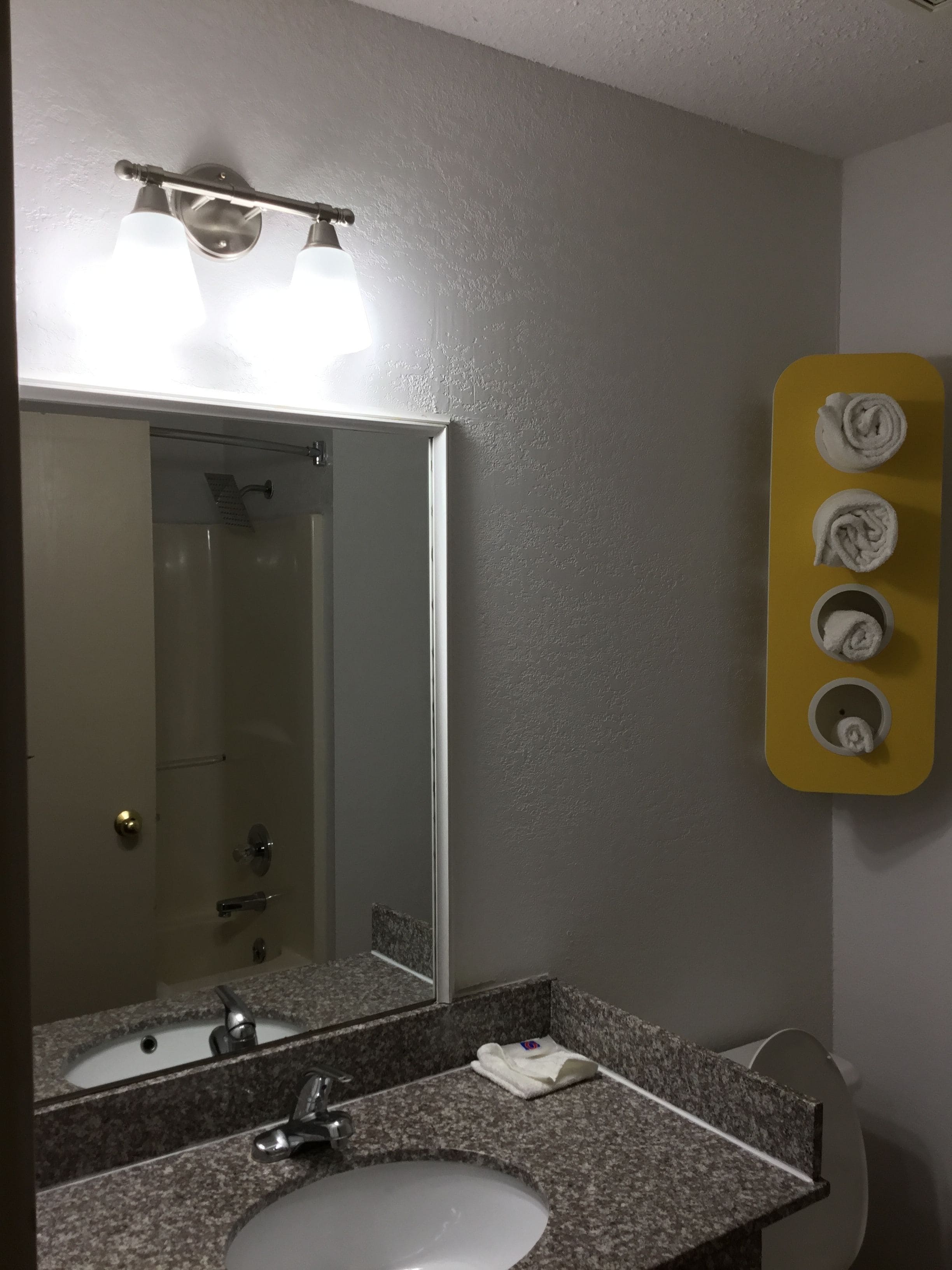 Combined shower/tub, hair dryer, towels