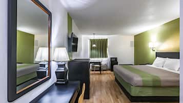 Quarto luxo, 1 cama King, para não fumantes, geladeira e micro-ondas | Camas com colchões pillow-top, cortinas blackout, quartos à prova de som