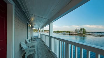One King Tug Pier | Terrace/patio