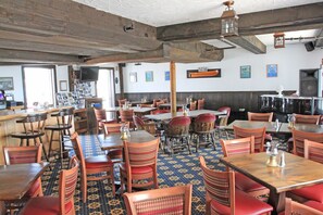 2 bars/lounges
