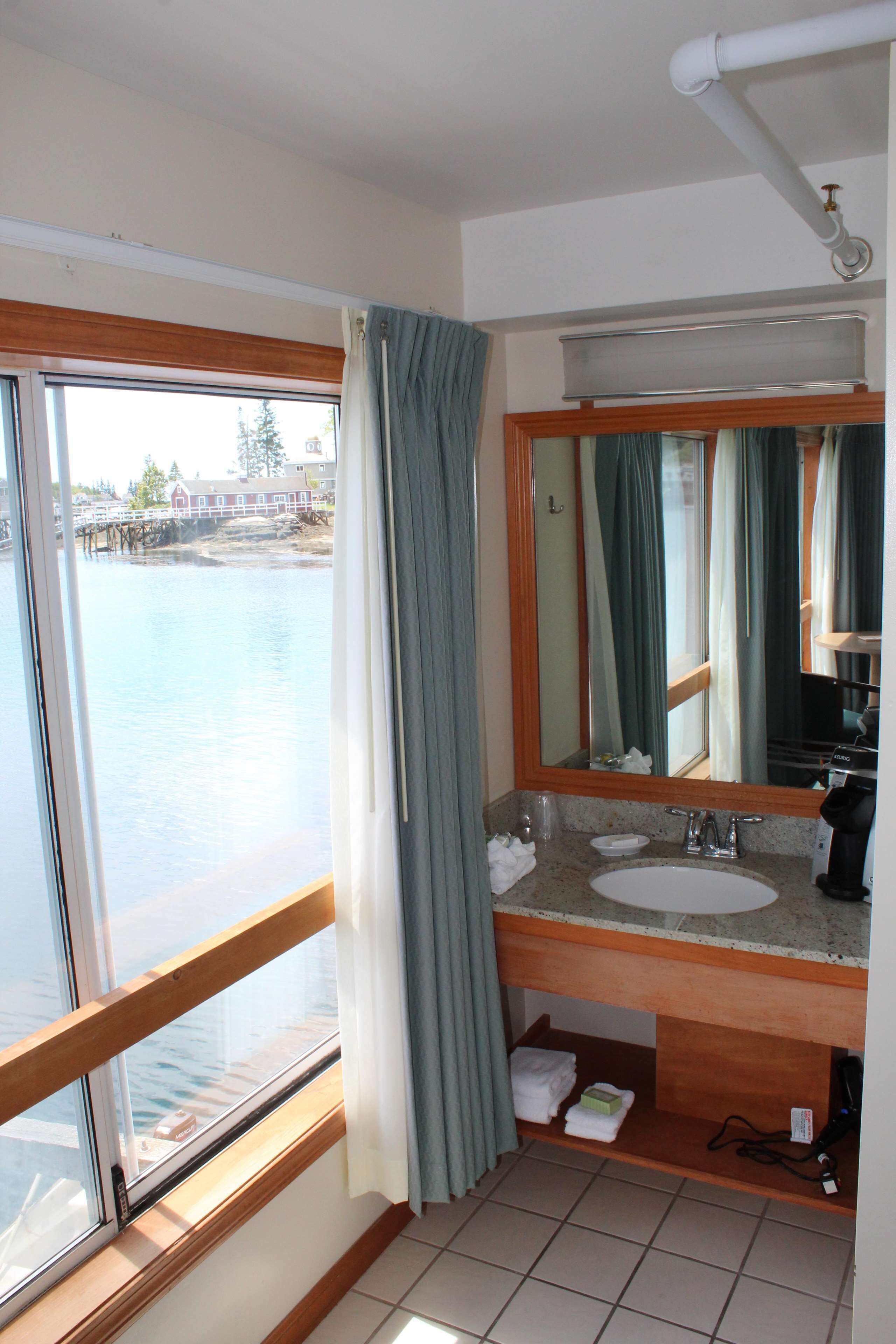 one queen tug pier end | bathroom | combined shower/bathtub, free toiletries, hair dryer, towels