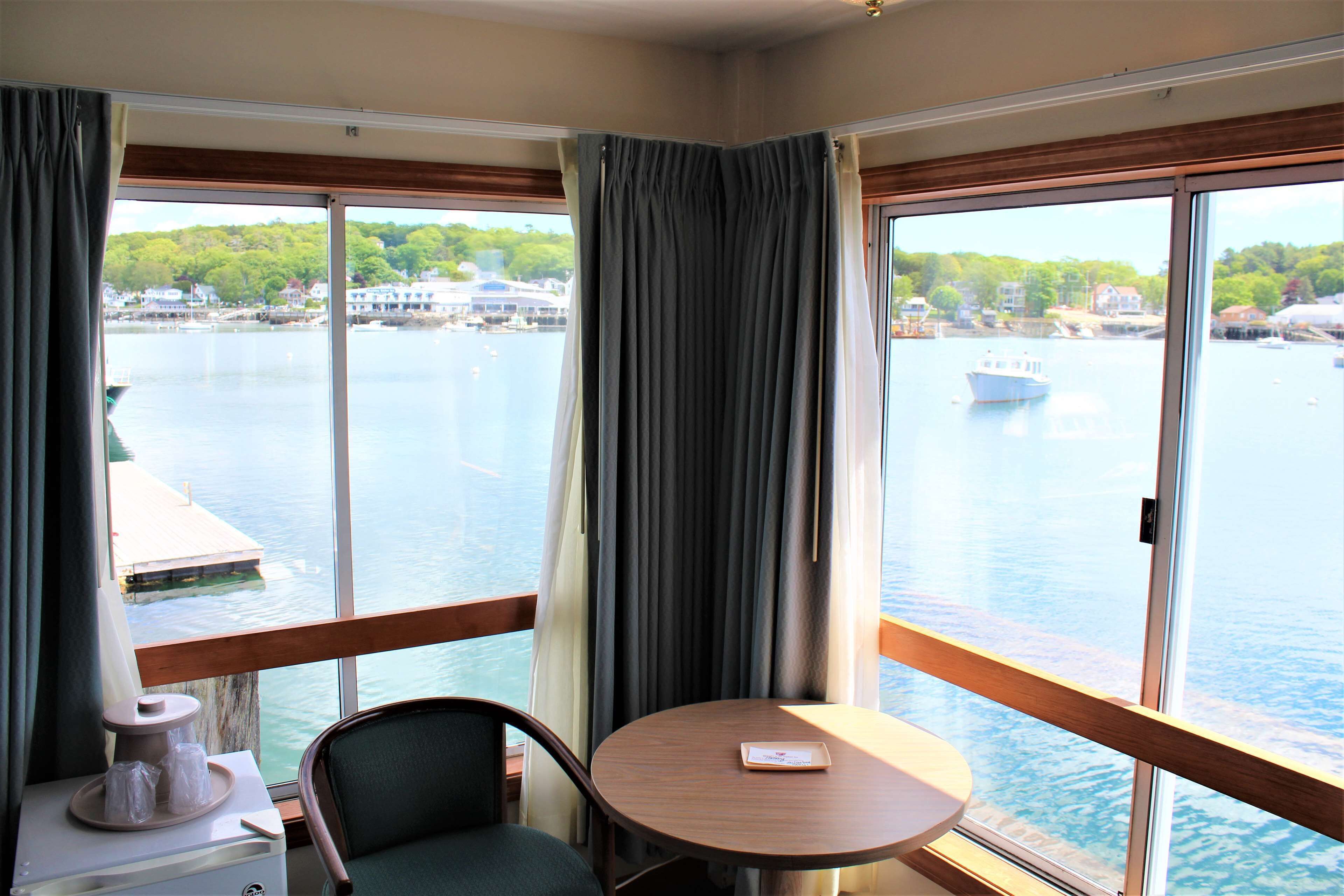 one queen tug pier end | 1 bedroom, tempur-pedic beds, blackout curtains, iron/ironing board