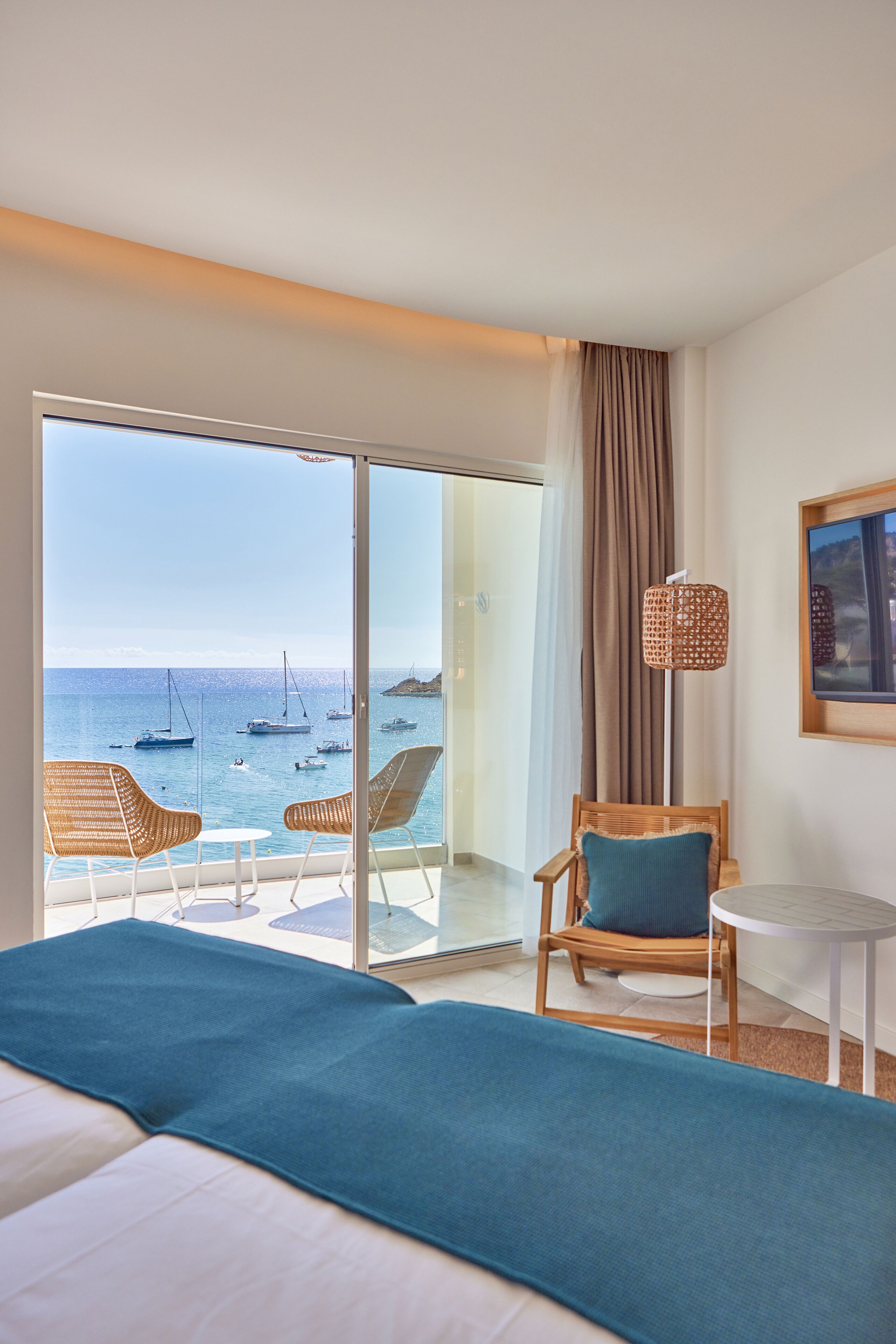 double room, balcony, sea view | 1 bedroom, minibar, in-room safe, blackout curtains