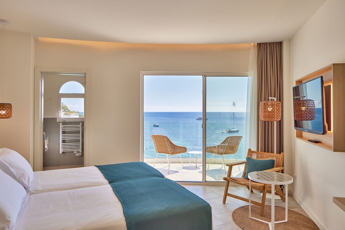 Camera doppia, vista mare | Minibar, una cassaforte in camera, tende oscuranti, Wi-Fi gratuito