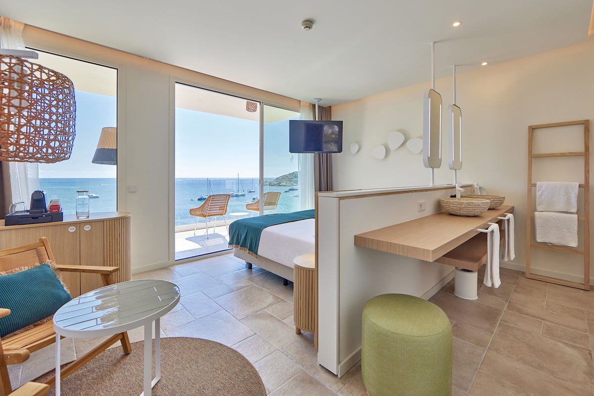 Camera Superior, vista mare | Minibar, una cassaforte in camera, tende oscuranti, Wi-Fi gratuito