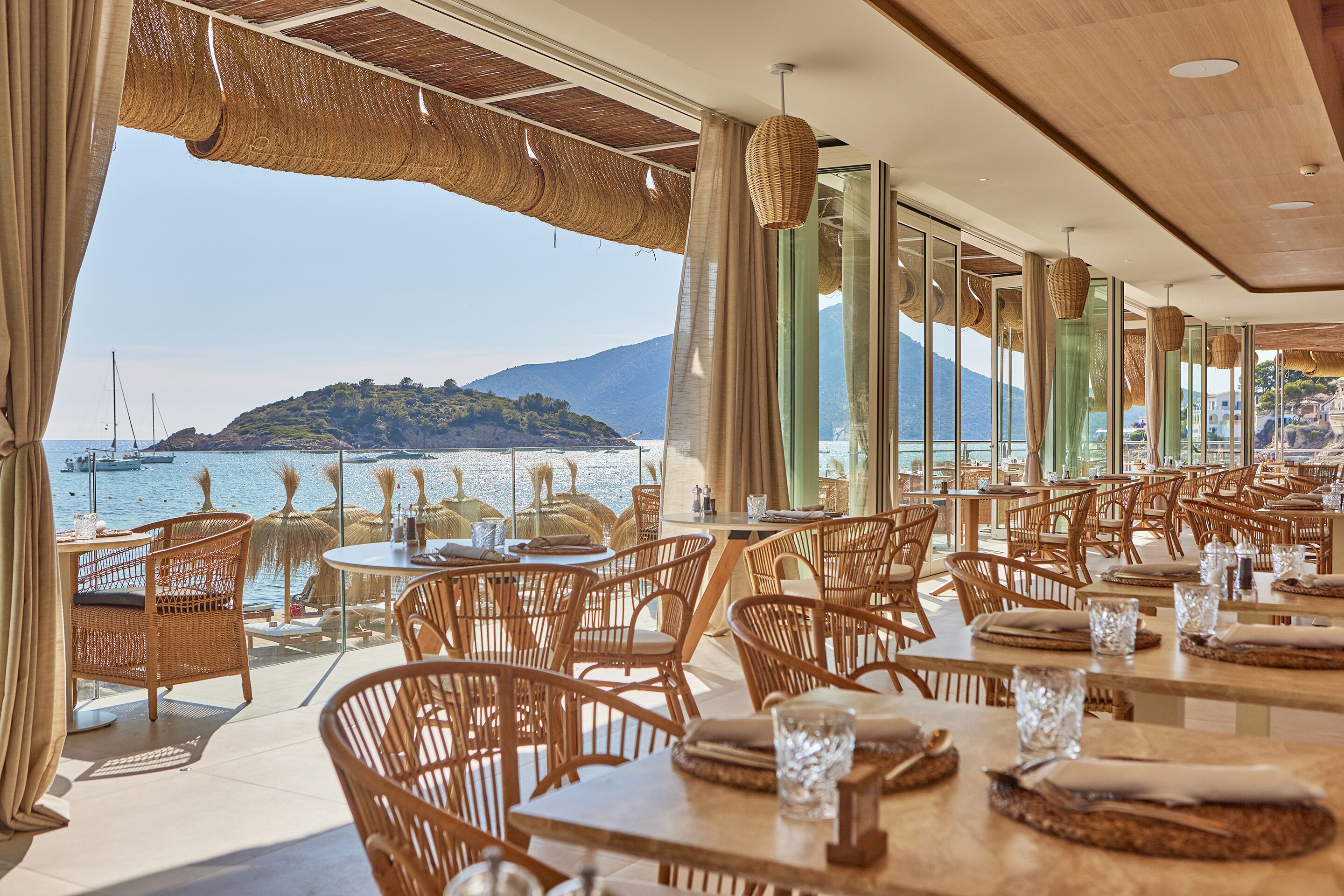 حيث تُقدم وجبات الإفطار، الغداء، العشاء، أطباق البحر المتوسط