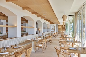 Breakfast, lunch and dinner served - Universal Hotel Aquamarin (Andraitx)