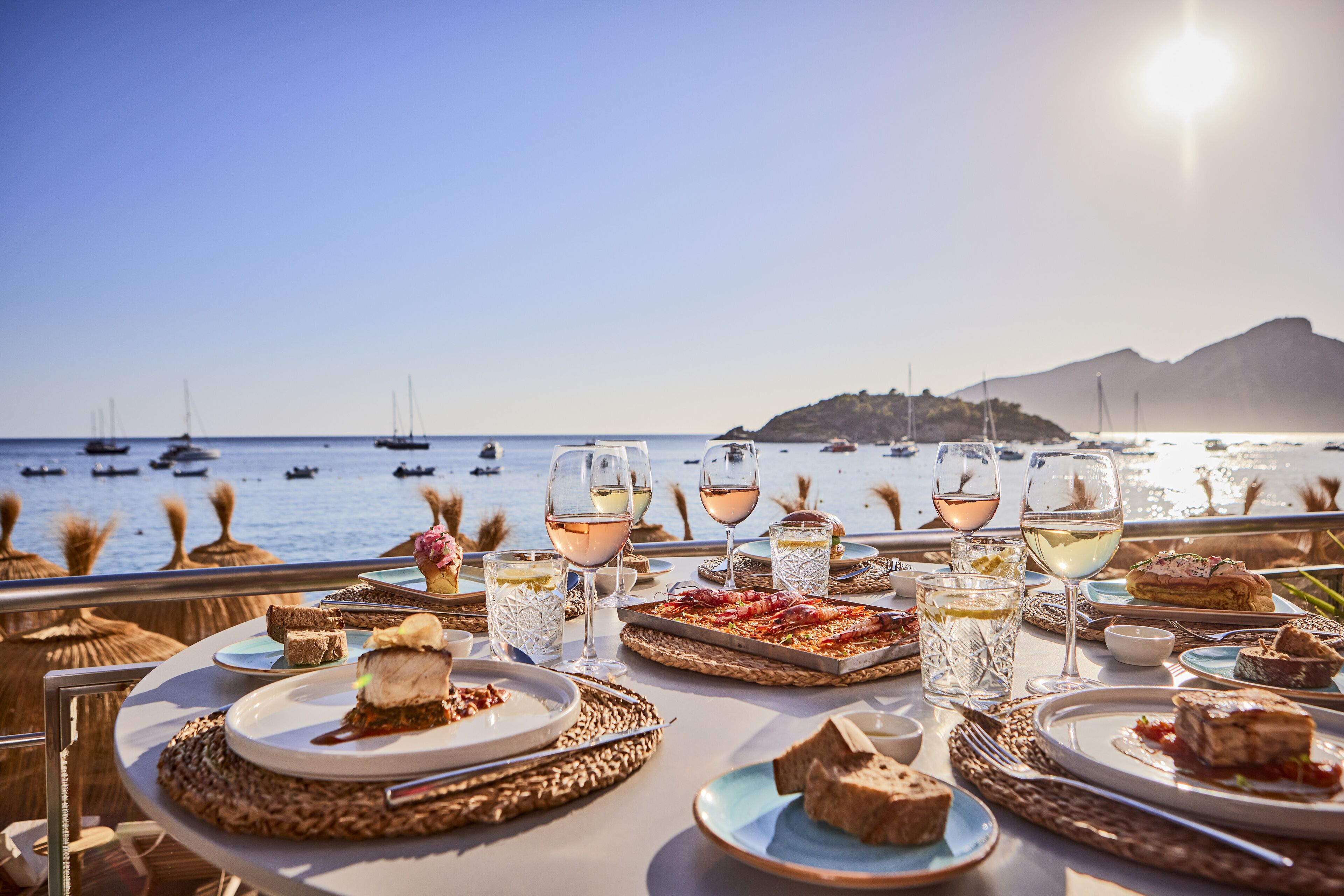 حيث تُقدم وجبات الإفطار، الغداء، العشاء، أطباق البحر المتوسط