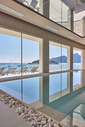Una piscina cubierta