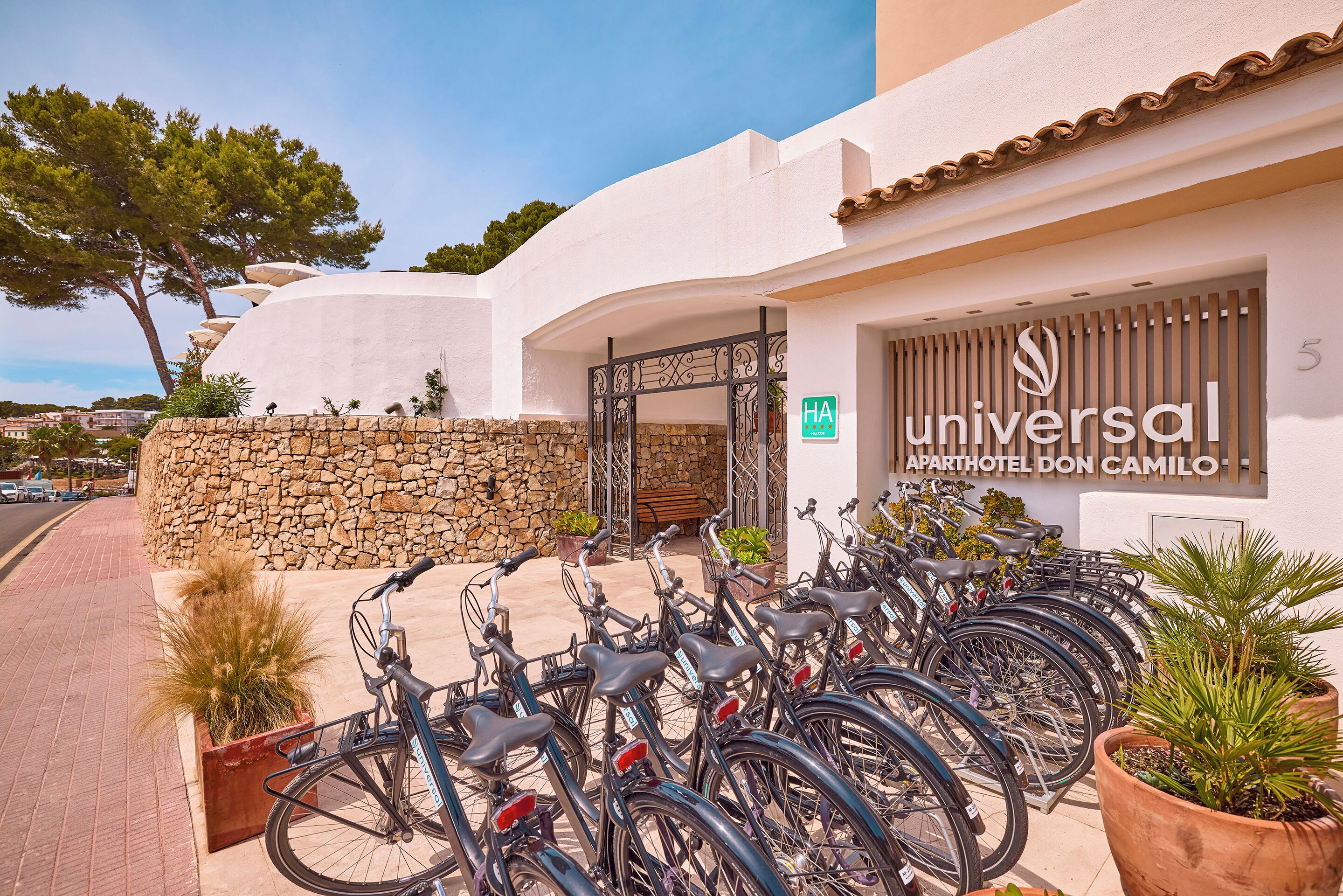 Entrada d'hotel amb una filera de bicicletes aparcades a l'exterior.