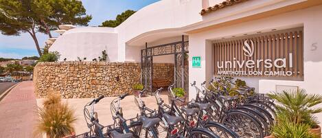 Entrada d'hotel amb una filera de bicicletes aparcades a l'exterior.