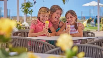Se sirven desayunos y cocina española (con vistas a la piscina)