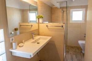 Bañera, secador de pelo, toallas, jabón