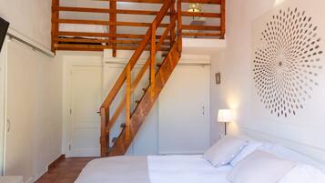 Family Suite | Minibar, bed sheets