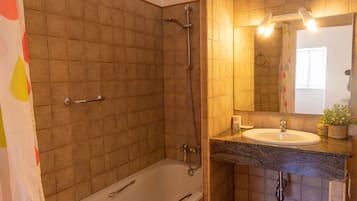 Chambre Double ou avec lits jumeaux | Salle de bain | Baignoire, sèche-cheveux, serviettes fournies, savon