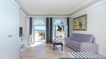 Superior Double Room, Sea View | Hypo-allergenic bedding, memory-foam beds, minibar, in-room safe