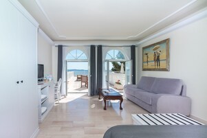 Ropa de cama hipoalergénica, colchones con efecto memoria y minibar 