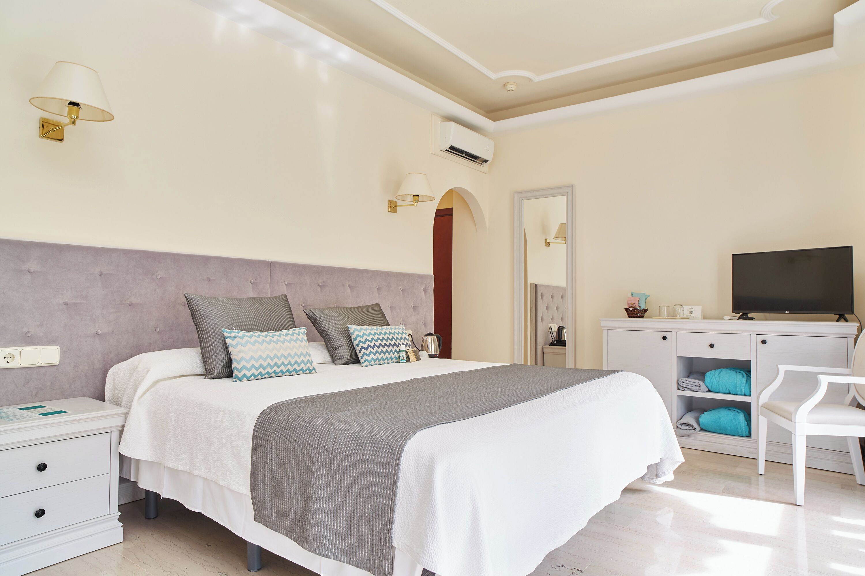 Familiekamer (Standard) | Hypoallergeen beddengoed, bedden met traagschuimmatrassen, een minibar