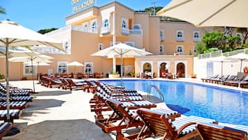 Indoor pool, seasonal outdoor pool, pool umbrellas, pool loungers