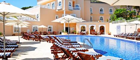 Piscina coperta, piscina stagionale all'aperto, ombrelloni da piscina