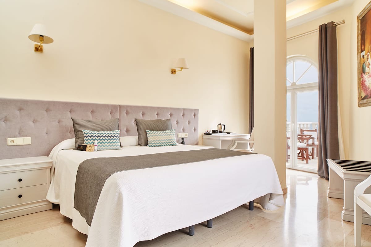 Habitación doble vista mar lateral con terraza | 1 kamar tidur, seprai antialergi, busa memori, dan minibar