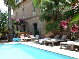 Outdoor pool, pool umbrellas, sun loungers