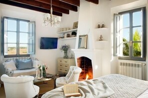 Literie de qualité supérieure, rideaux occultants, lits bébé (gratuits)