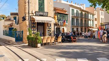 A street view with a restaurant named 'Indian Tandoori Restaurant' offering vegetarian and vegan dishes.