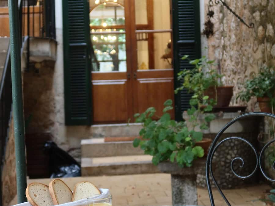 Daily continental breakfast (EUR 17 per person)