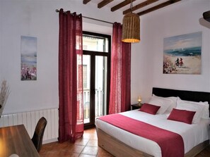 In-room safe, desk, blackout drapes, soundproofing - Hotel Casa Bougainvillea (Sóller)
