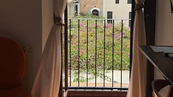 Single Room, Mountain View | In-room safe, desk, blackout drapes, soundproofing