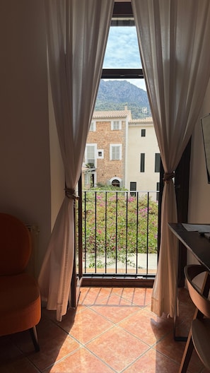 Single Room, Mountain View